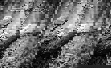 Skogsinspektor mäter med relaskop.