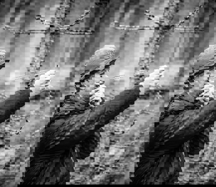 Skogsinspektor mäter med relaskop.