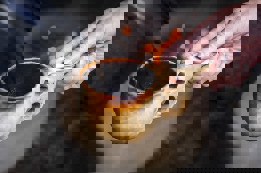 Kokkaffe hälls upp i en träkåsa.