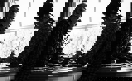 Man och kvinna sitter vid ett bord. De ser glada ut och granskar dokument.